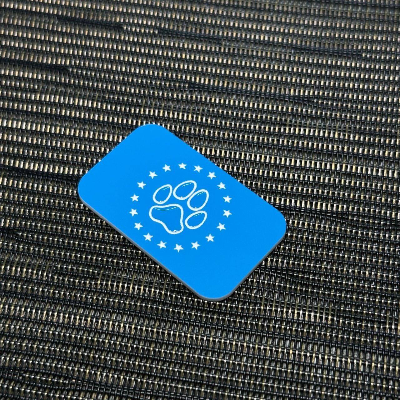 ◆TUMIバッグ用◆ カスタムプレート 犬型 肉球アイコン レジン加工 水色ｘ白 30x50mm ◆トゥミ DogPaw