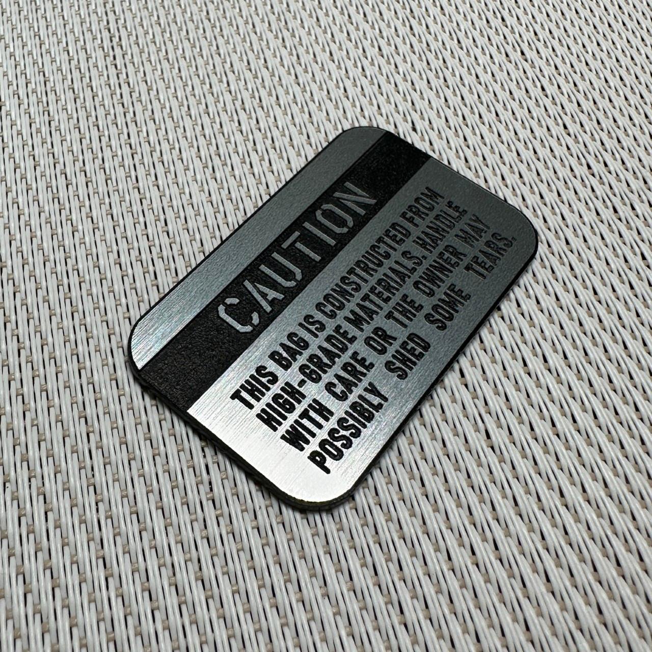 　◆ TUMIバッグ用◆ カスタムプレート CAUTION シルバーｘブラック 30x50mm トゥミ 交換用 バッジ