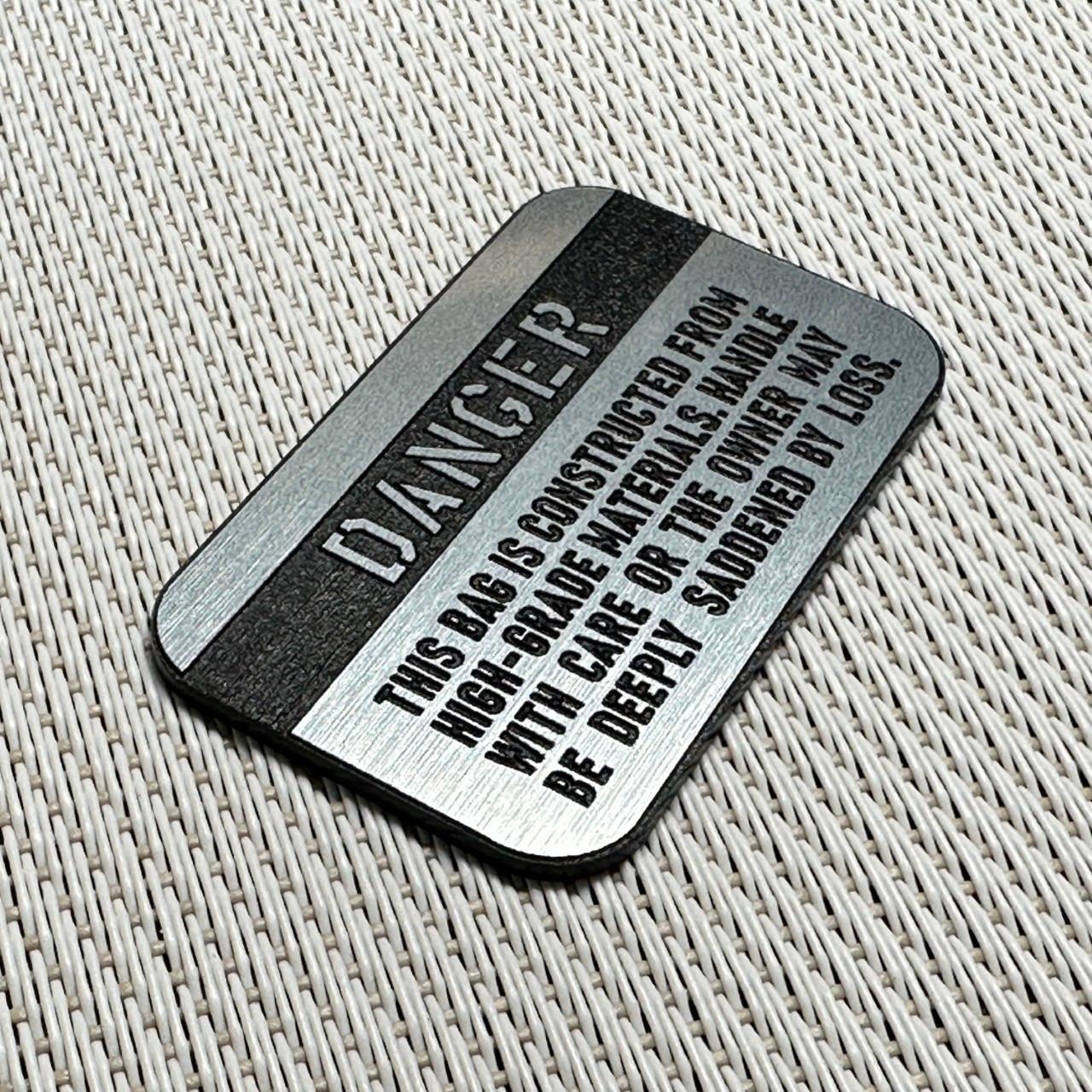 ◆ TUMIバッグ用◆ カスタムプレート DANGER シルバーｘブラック ■ トゥミ レザーパッチ交換用 パッド