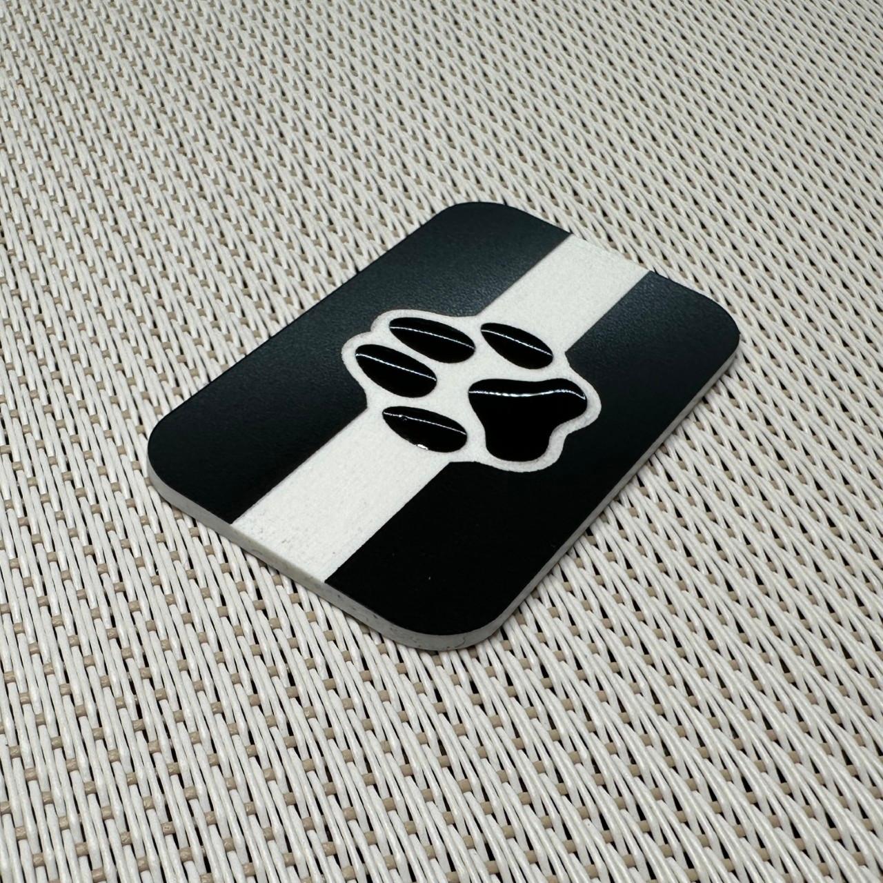 ◆ TUMIバッグ用◆ カスタムプレート 犬型 肉球アイコン 白線 レジン加工 黒ｘ白 30x50mm ◆トゥミ Dog