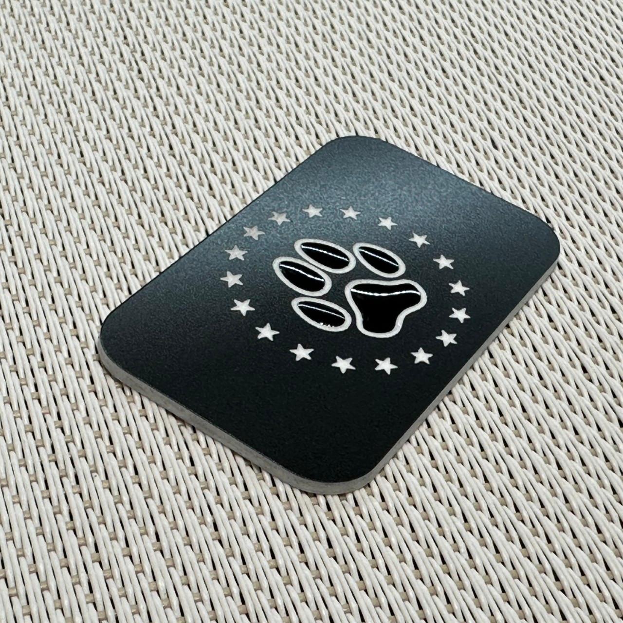 ◆ TUMIバッグ用◆ カスタムプレート 犬型 肉球アイコン レジン加工 黒ｘ白 30x50mm トゥミ DogPaw