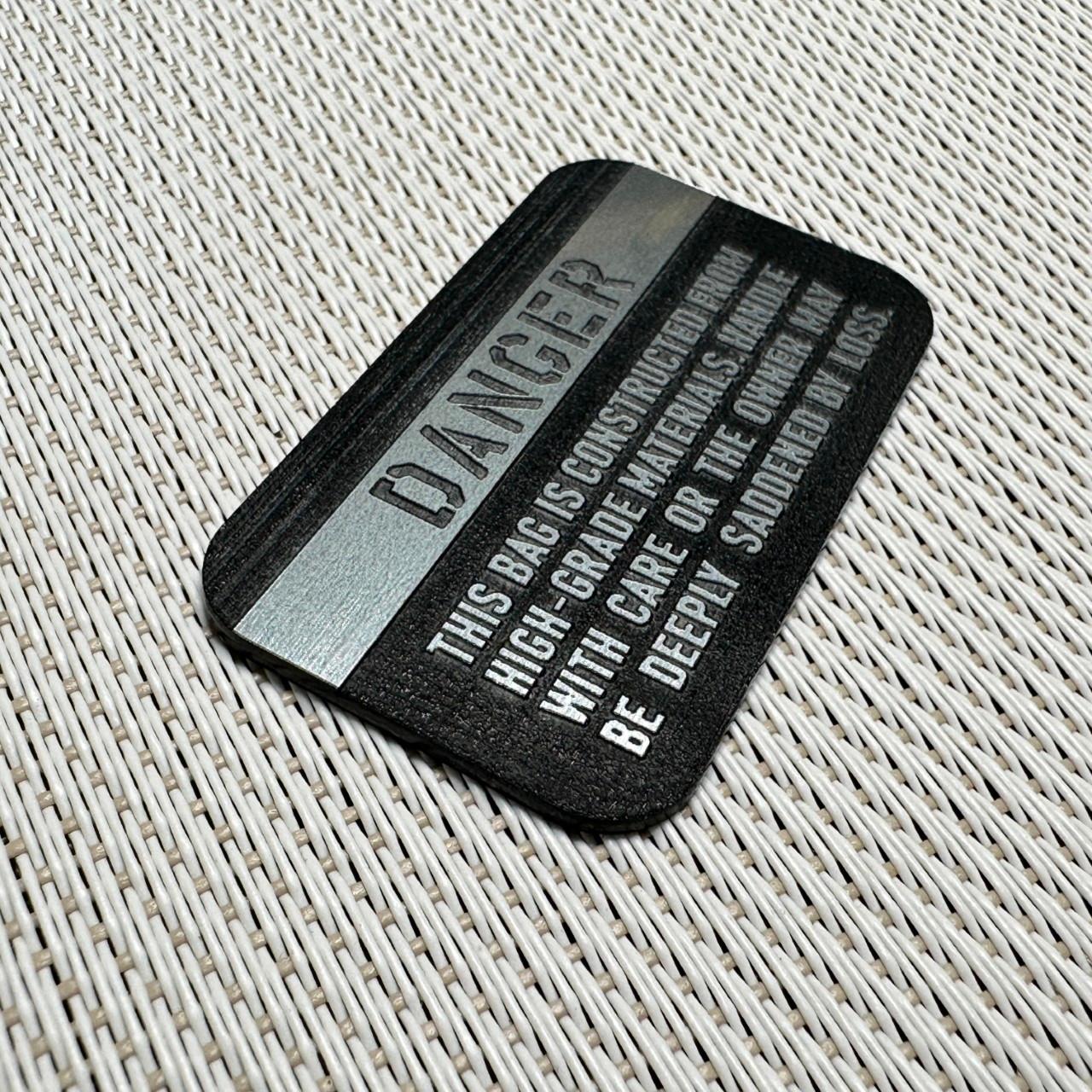 ◆ TUMIバッグ-M◆ 50x30 カスタムプレート DANGER マットブラック x 銀 ■ トゥミ レザーパッチ