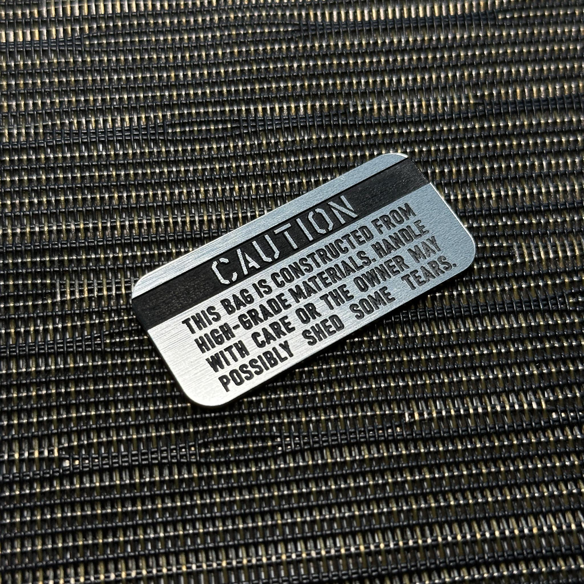 ◆ TUMIバッグ-S◆ 49x23mm カスタムプレート CAUTION シルバーｘブラック コーションラベル 交換用